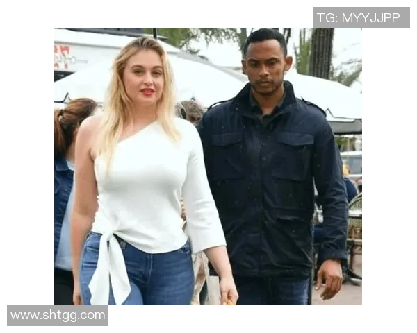 和足球明星亲密合影的神秘女子身份揭秘引发热议