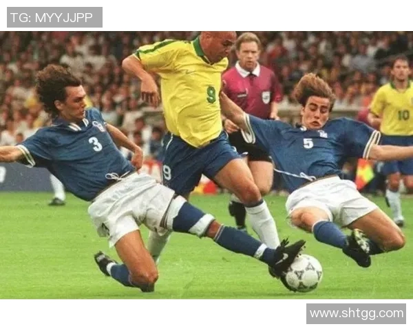 足球历史最佳后卫是谁揭晓足坛防线传奇人物的精彩故事